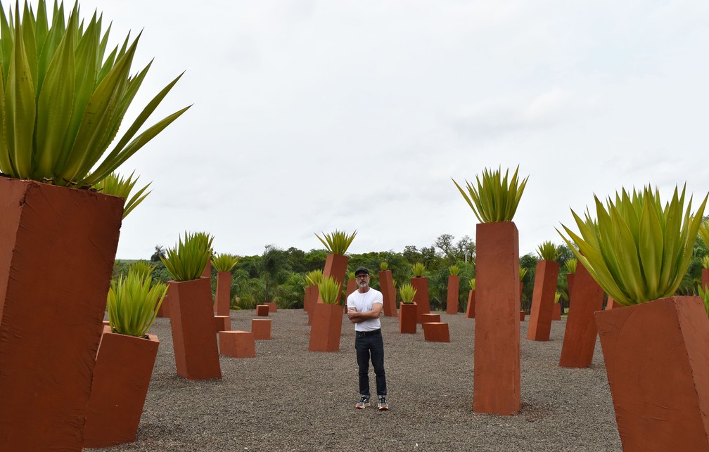 Humberto Campana em um dos pavilhões do parque que ele criou em Brotas — Foto: Fabiana Assis/g1
