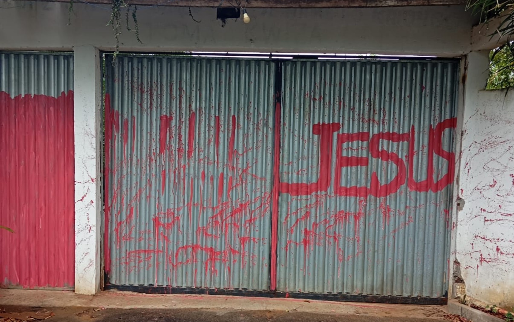 'Jesus' e 'assassinos': Terreiro de Candomblé é pichado com ofensas em Salvador