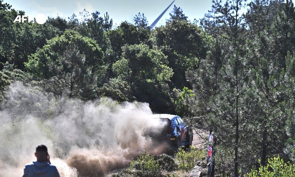 Carro levanta poeira em corrida de rali na França. — Foto: Andreas Solaro/AFP/Arquivo