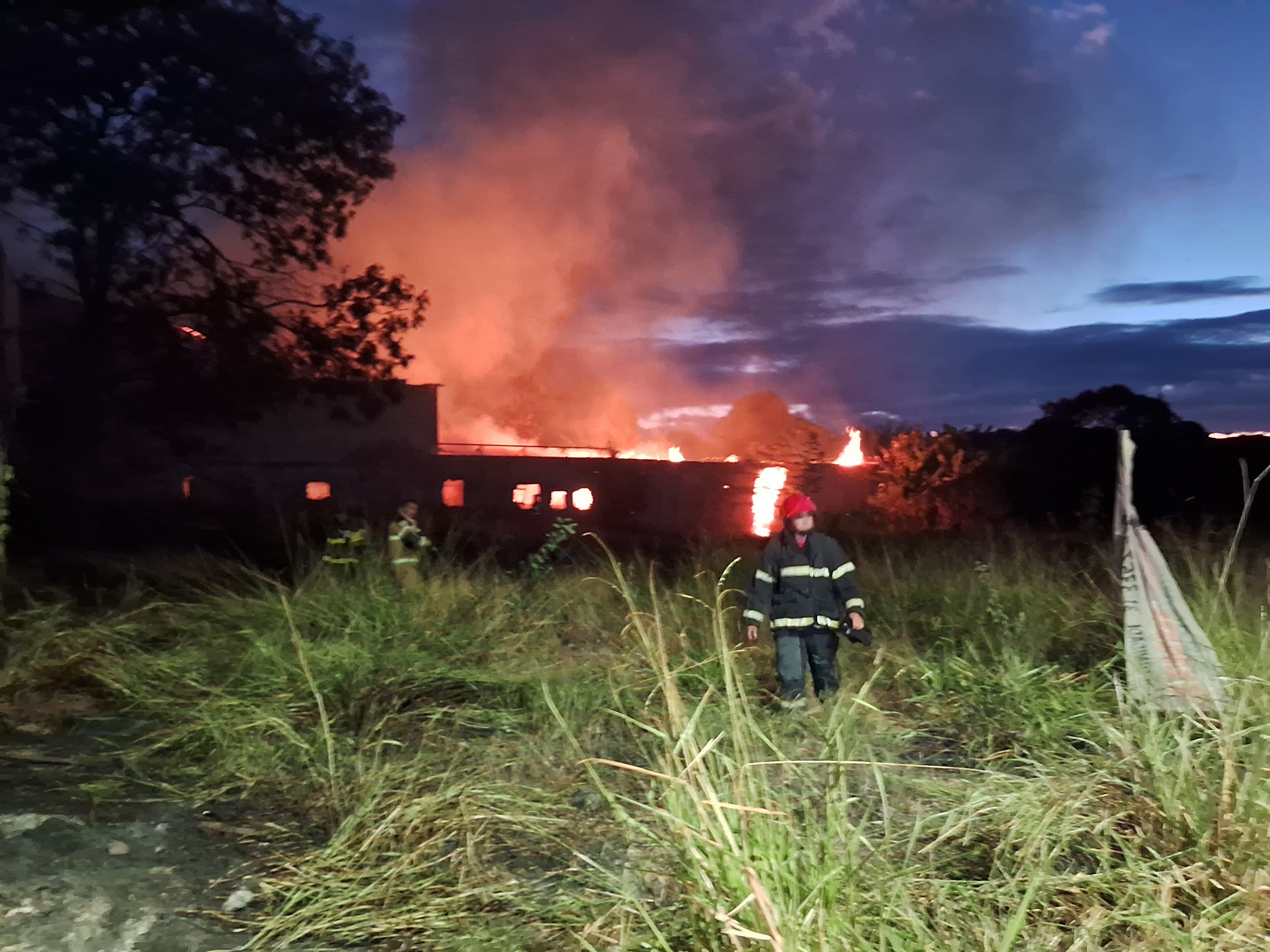 Incêndio atinge galpão de móveis em Contagem; bombeiro que atendia a ocorrência precisou ser socorrido