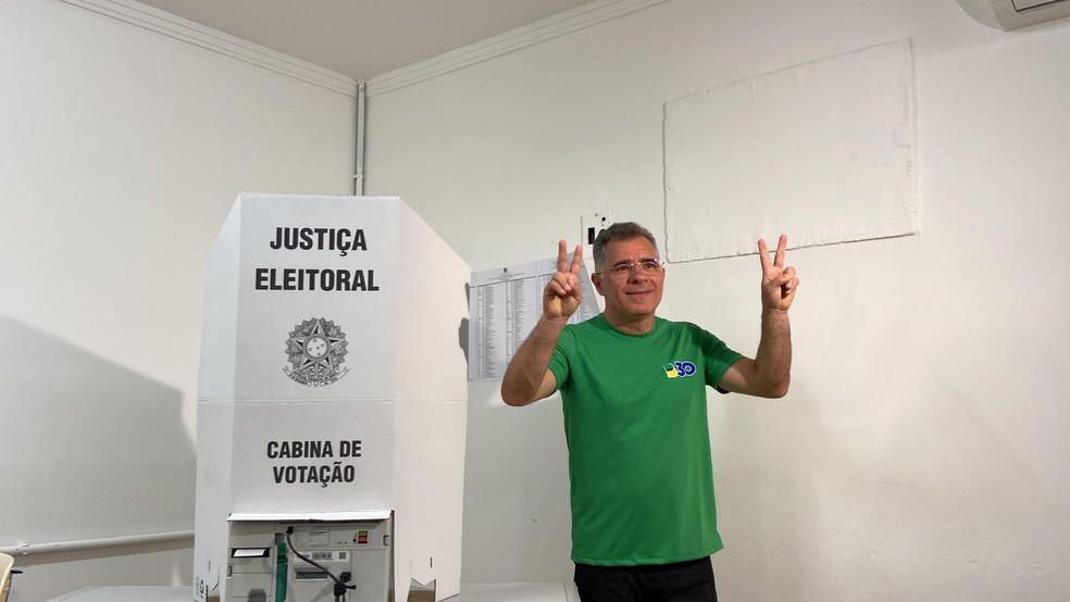 O candidato à Prefeitura de Campina Grande Artur Bolinha votou perto das 13h — Foto: Lídice Pegado/TV Paraíba