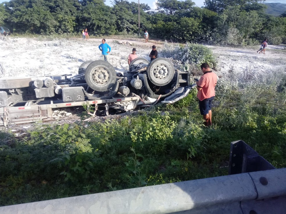 Motorista morre após caminhão carregado de gesso tombar na BR-226 — Foto: Reprodução