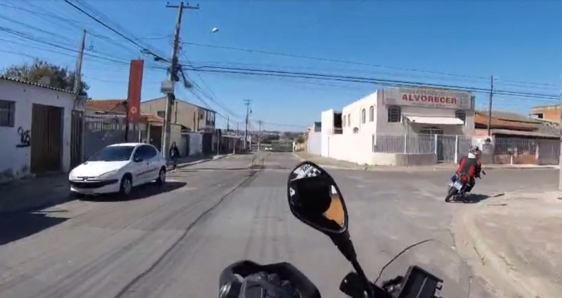 VÍDEO: homem com moto roubada é preso após perseguição e fuga por telhados em Campinas 