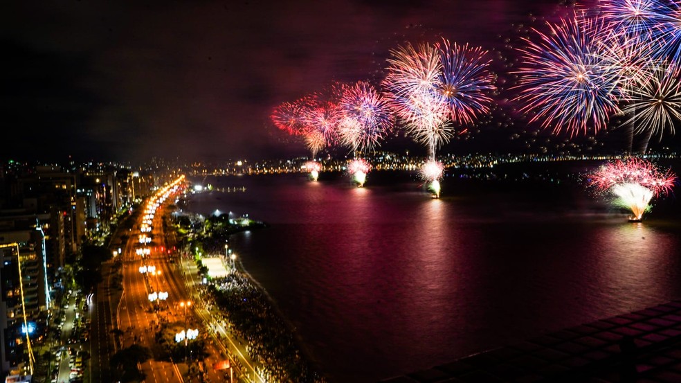 Réveillon em Florianópolis substitui show de drones por volta dos fogos de artifício e distribuição de abafadores de som | G1