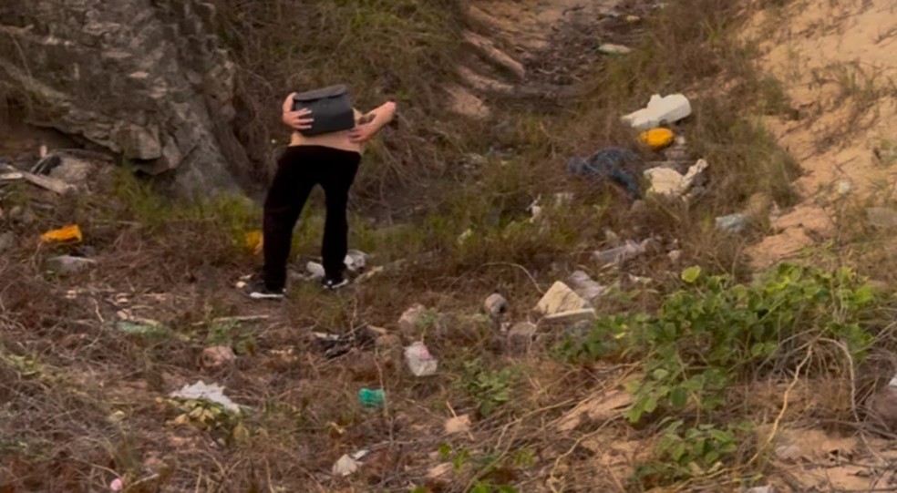 Um dos pontos de acúmulo de lixo plástico na praia do Segredo, em Natal — Foto: BBC