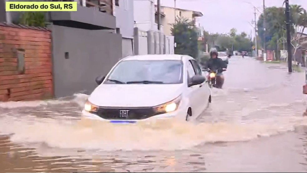 Com fortes chuvas, rua de Eldorado do Sul (RS) ficou alagada no dia 27 de setembro de 2023 — Foto: GloboNews/Reprodução