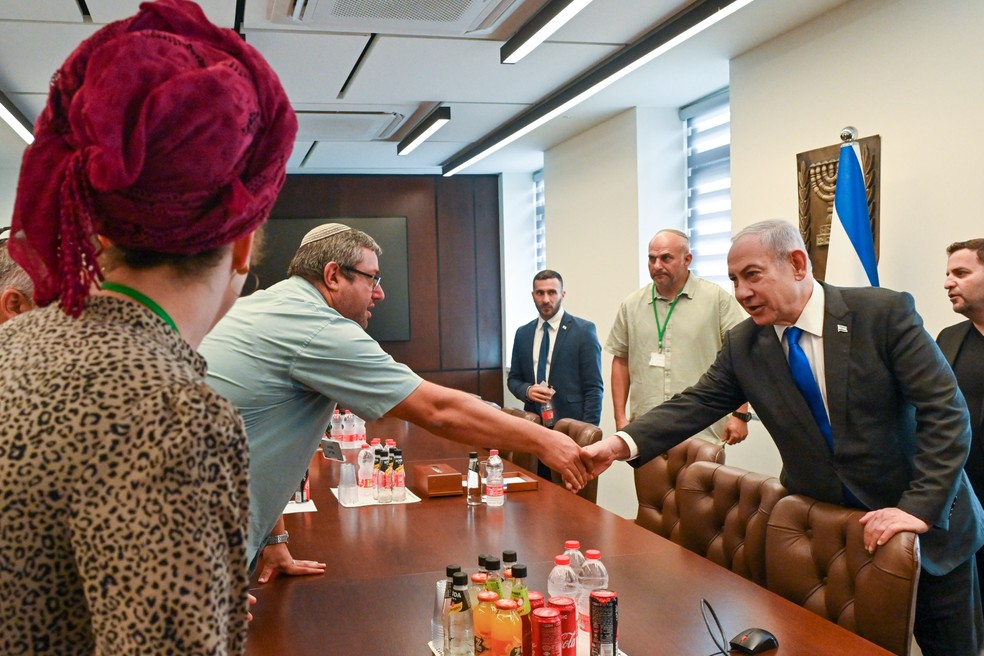 Primeiro-ministro israelense, Benjamin Netanyahu, cumprimenta representante de associação de parentes de sequestrados e vítimas do Hamas, em 30 de abril de 2024. — Foto: Governo de Israel/ divulgação