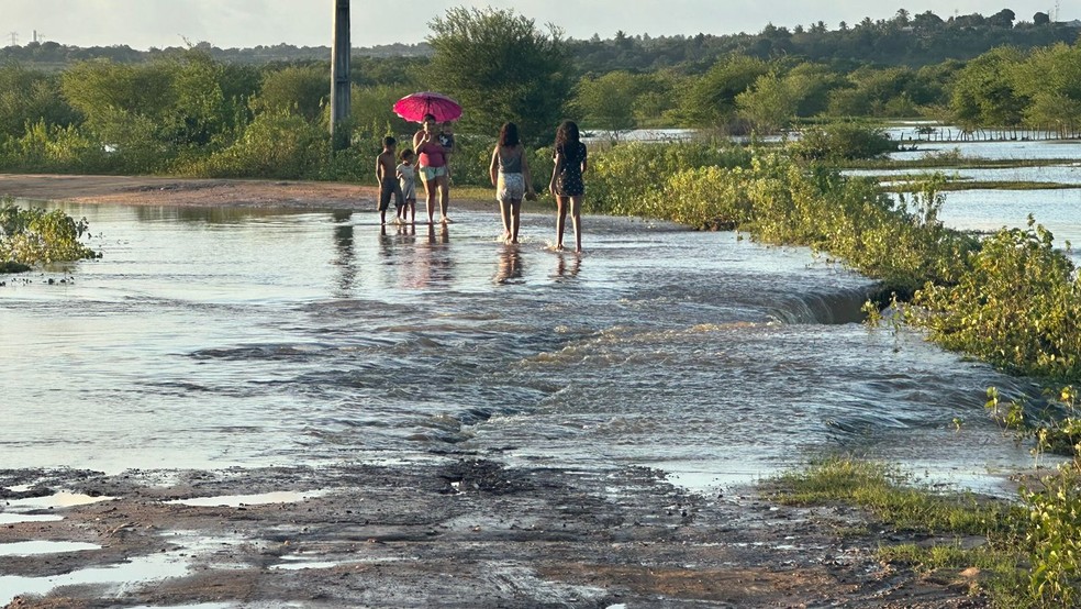 Estrada em Coqueiros ficou completamente danificada e alagada em São Gonçalo do Amarante — Foto: Kleber Teixeira/Inter TV Cabugi
