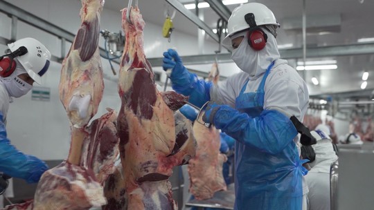 Frigoríficos brasileiros avaliam se farão novas exportações para os EUA, diz associação - Anúncio acontece dias após o presidente dos EUA, Donald Trump, anunciar uma tarifa de 50% sobre os produtos brasileiros.