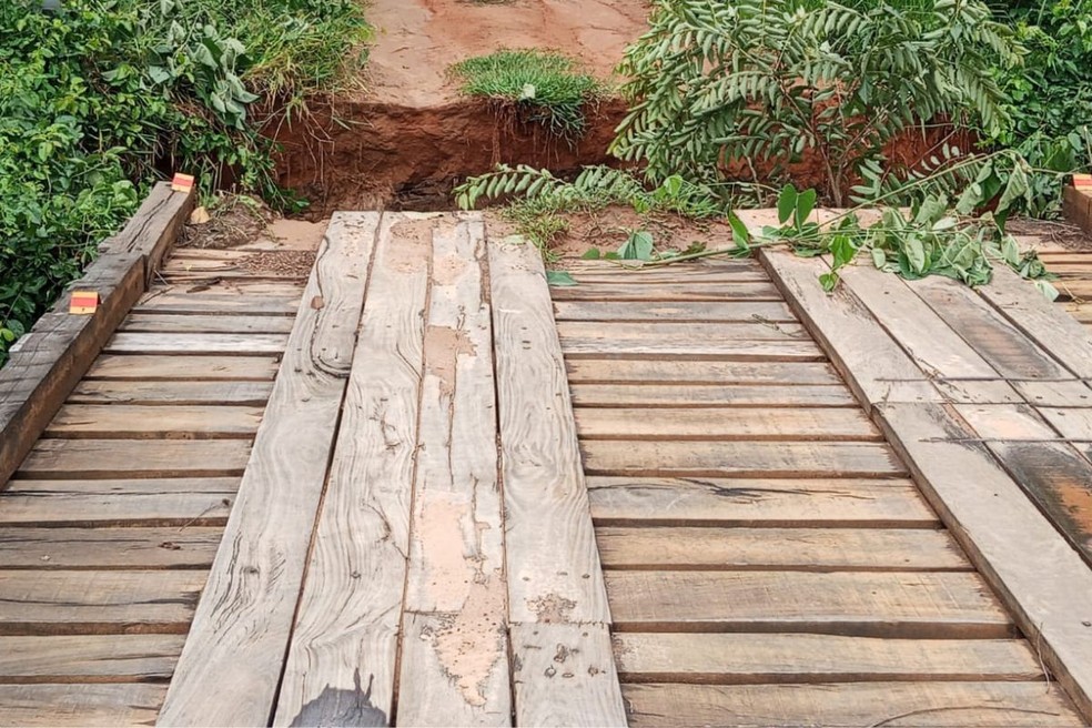 Cabeceira de ponte desabou e deixou famílias de assentamento isolada. — Foto: Defesa Civil Municipal de Corguinho