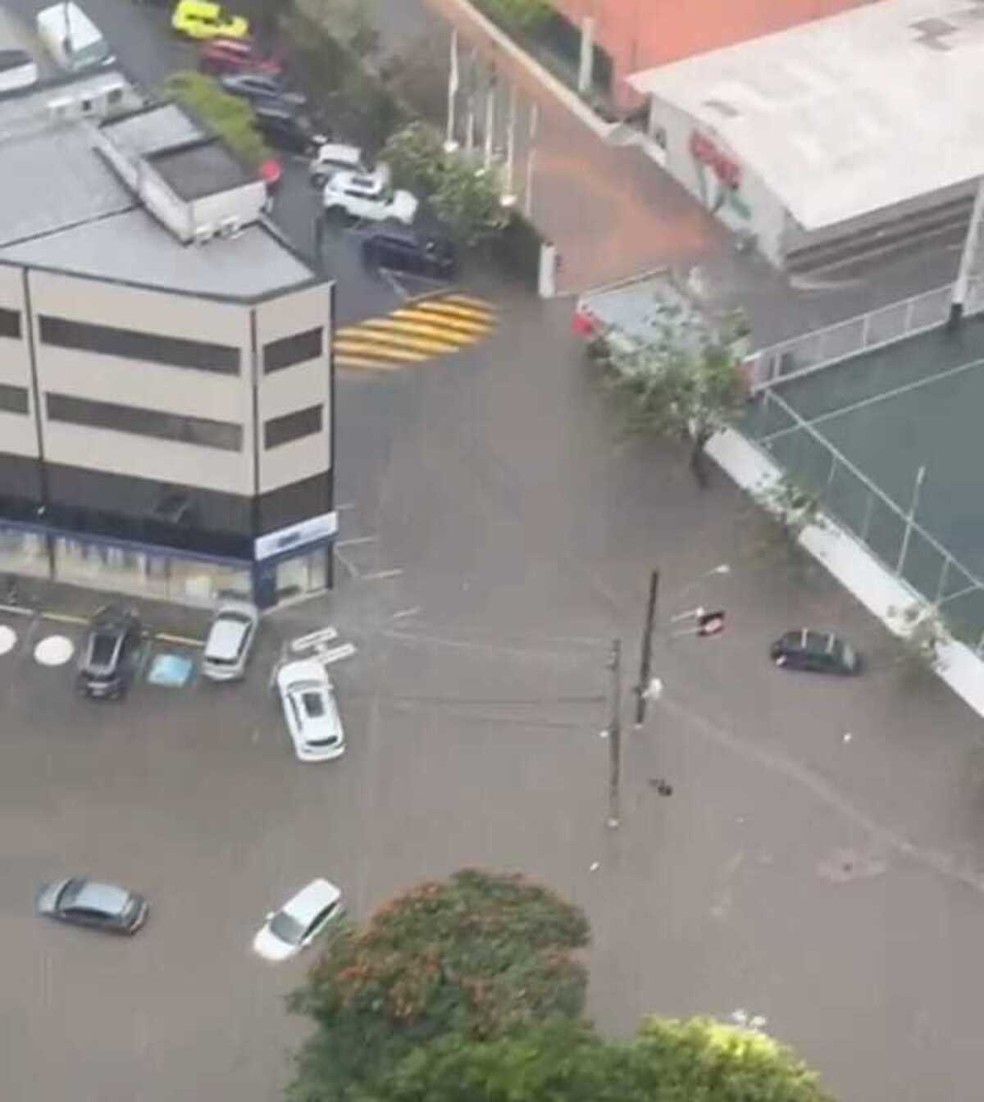 Pra&ccedil;a Francisca Cardoso de Mello Freire, no Parque Monte L&iacute;bano, ficou tomada pela &aacute;gua &mdash; Foto: Reprodu&ccedil;&atilde;o/Redes Sociais