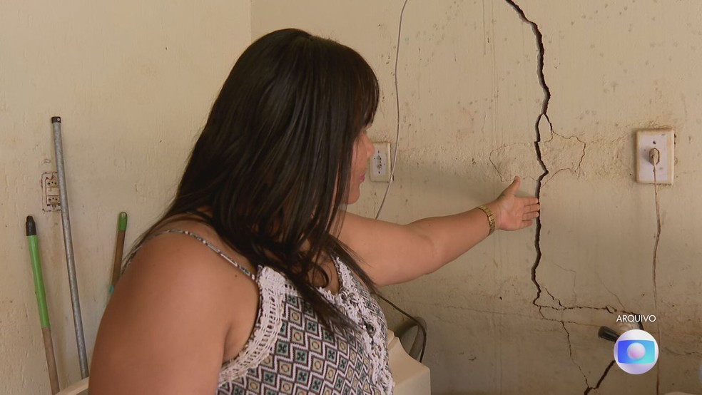 Rachaduras causadas por obras do metrô no DF — Foto: TV Globo/Reprodução