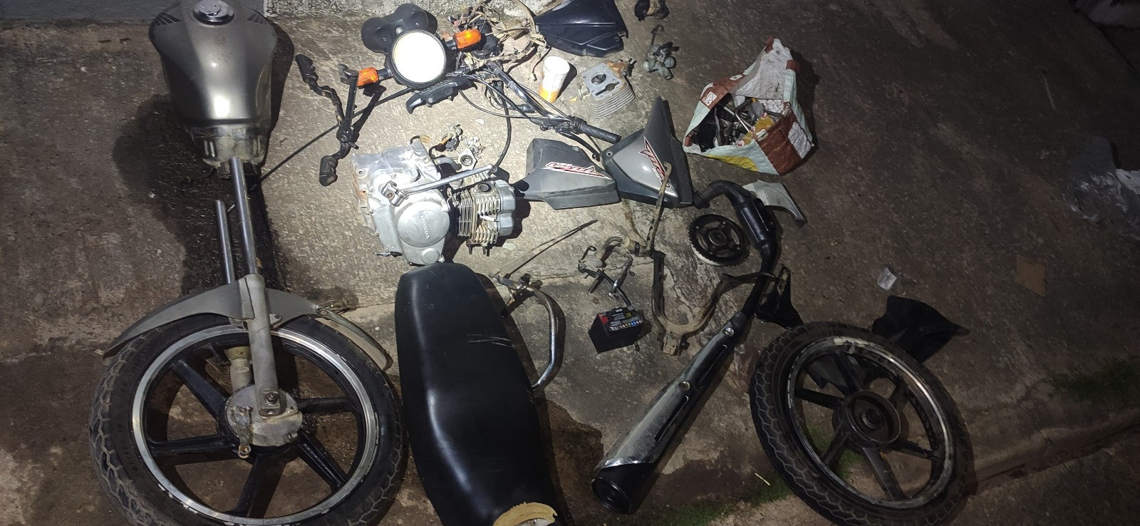 Suspeito de furtar motocicleta é preso enquanto trocava peças de moto em uma casa, em Curvelo; um casal também foi preso