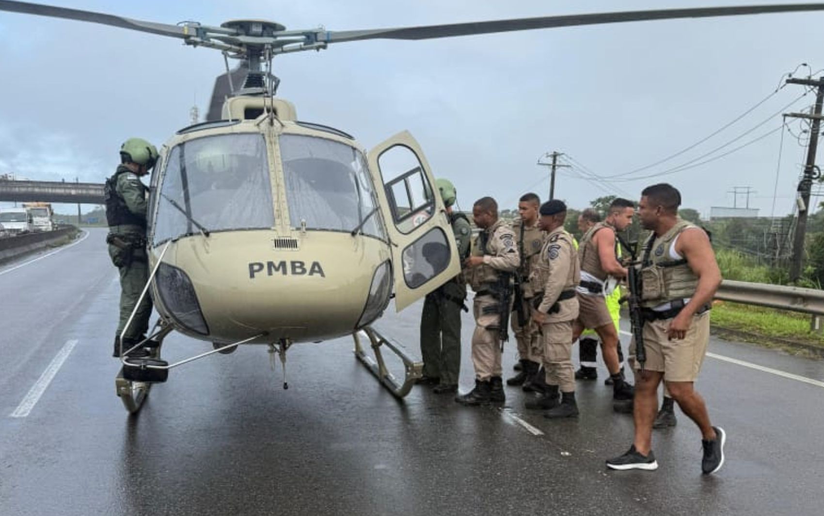 PM e idoso são resgatados por helicóptero do Gaer após serem baleados em assalto na Bahia