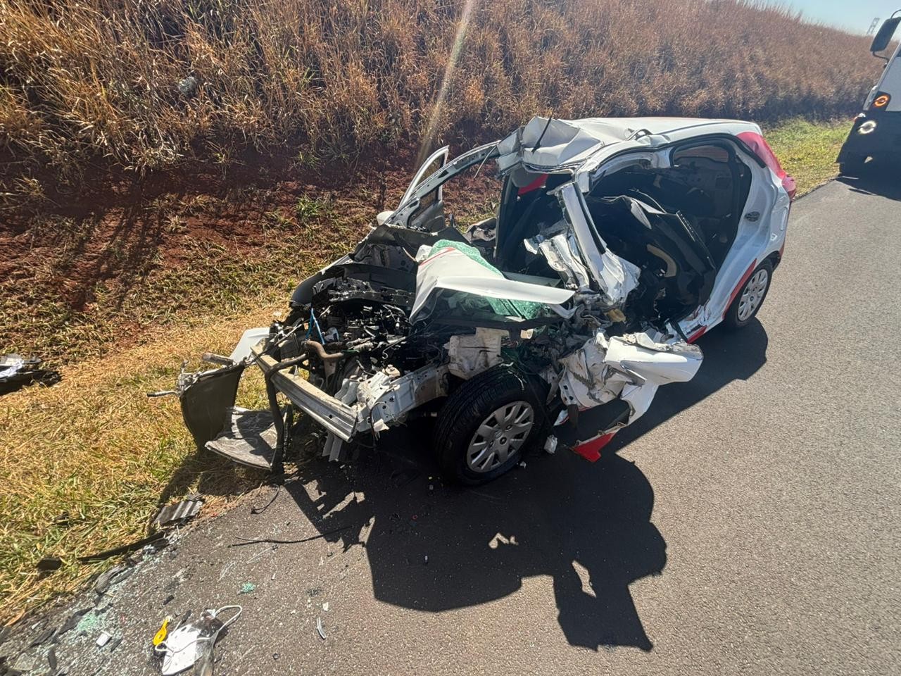 Motorista morre após bater carro contra carreta no acostamento da Rodovia Bandeirantes em Limeira