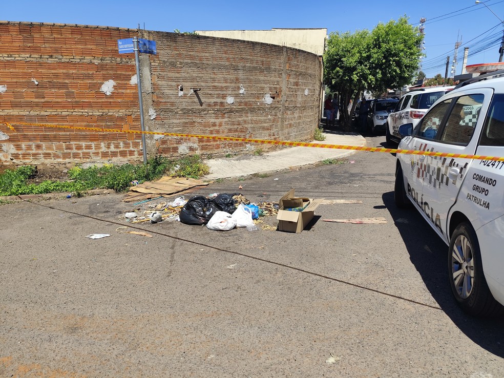 Recém-nascido com cordão umbilical é encontrado em caixa de papelão em meio ao lixo em Birigui (SP) — Foto: Felipe Nunes/TV TEM