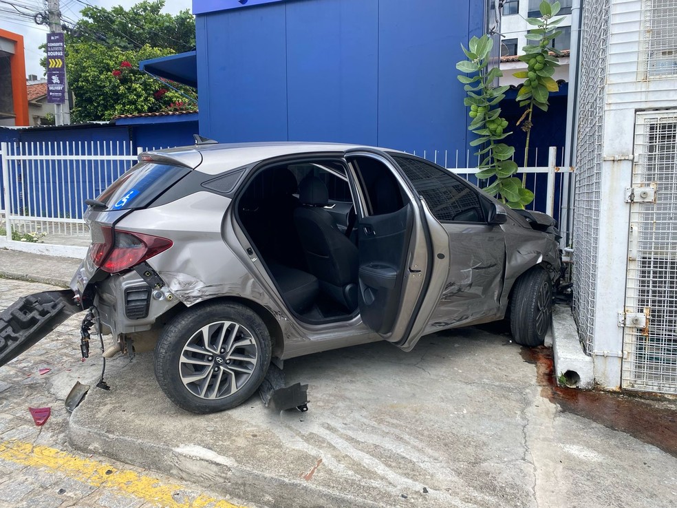 Carro utilizado pelos criminosos na tentativa de assalto a carro-forte em Campina Grande — Foto: Artur Lira/TV Paraíba