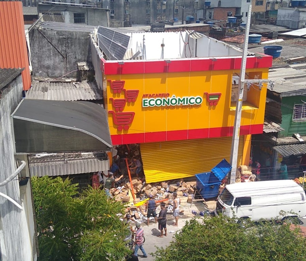 Teto de supermercado desaba, funcionária morre e trabalhadores ficam  soterrados; vídeos mostram resgates | Pernambuco | G1