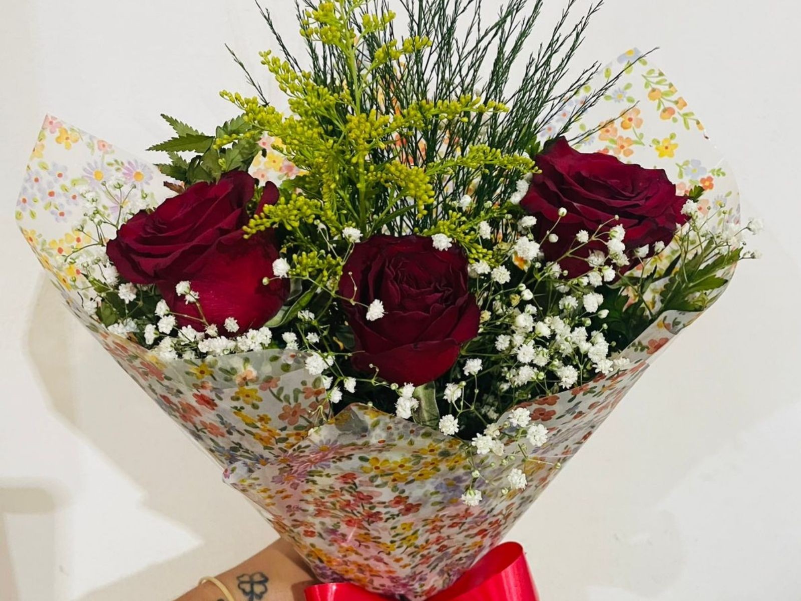 Homem envia flores e bolo para a ex e é preso por descumprir medida protetiva em MG