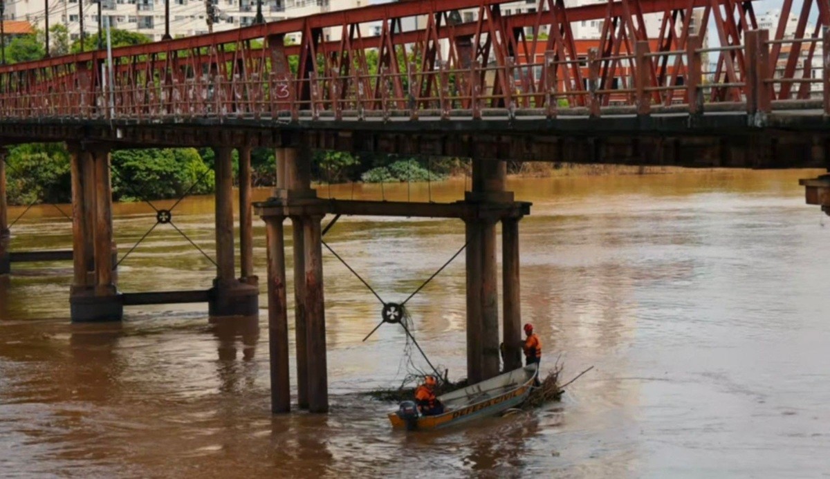Defesa Civil limpa pilares de pontes após cheia do Rio Paraíba do Sul em Campos