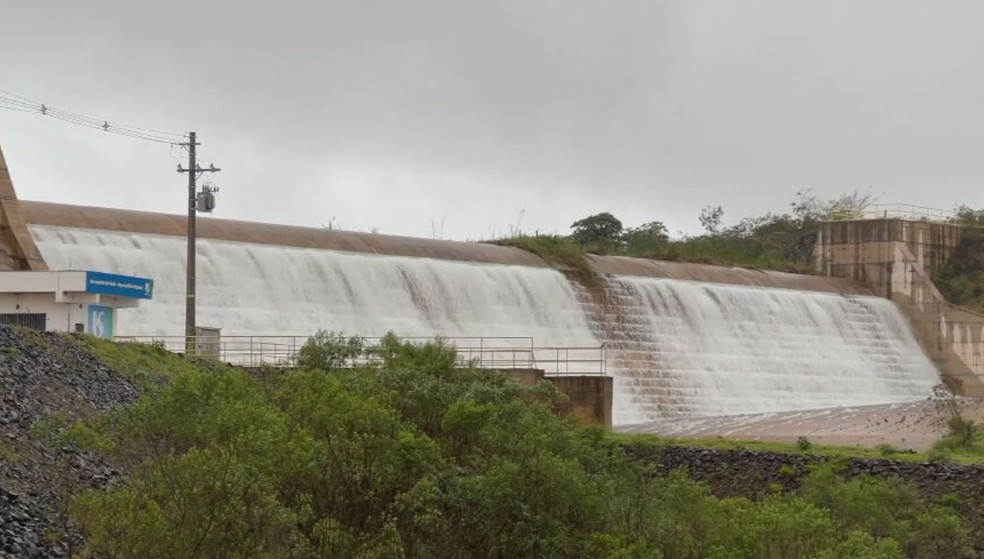 1 de 1
Represa transbordou pela primeira vez desde a inauguração da obra em Botucatu — Foto: TV TEM/ Reprodução