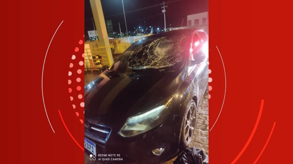 Foto mostra os estragos causados ao veículo por homem que subiu em capô de carro em que a ex estava em Arapiraca, Alagoas — Foto: Arquivo pessoal
