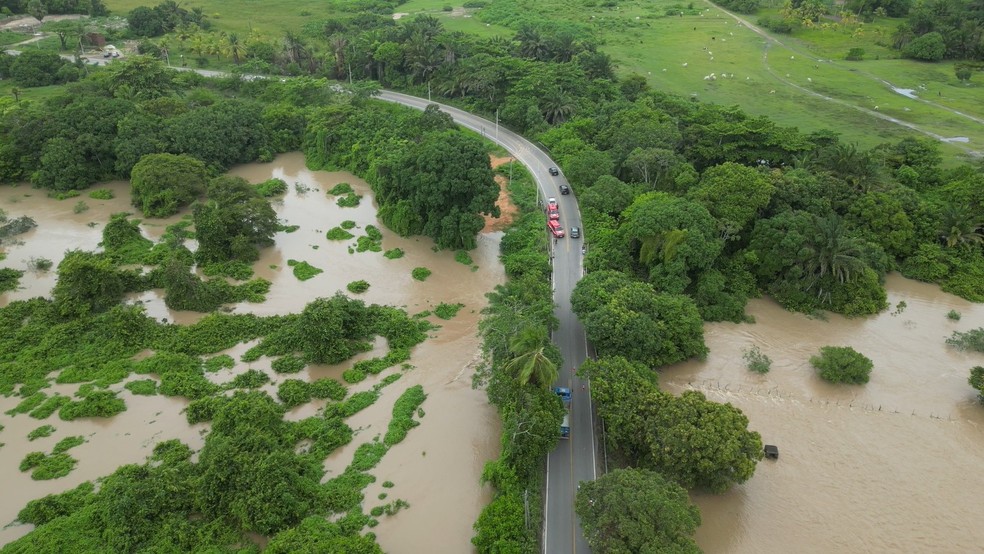 Ponte é parcialmente interditada entre Alhandra e Caaporã — Foto: Reprodução/TV Cabo Branco