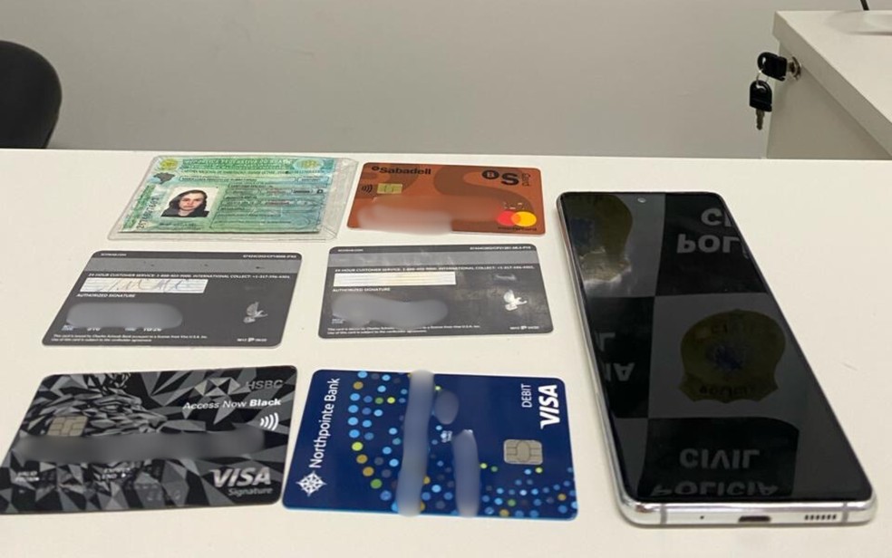 Cartões e celular foram apreendidos com o suspeito — Foto: Polícia Civil