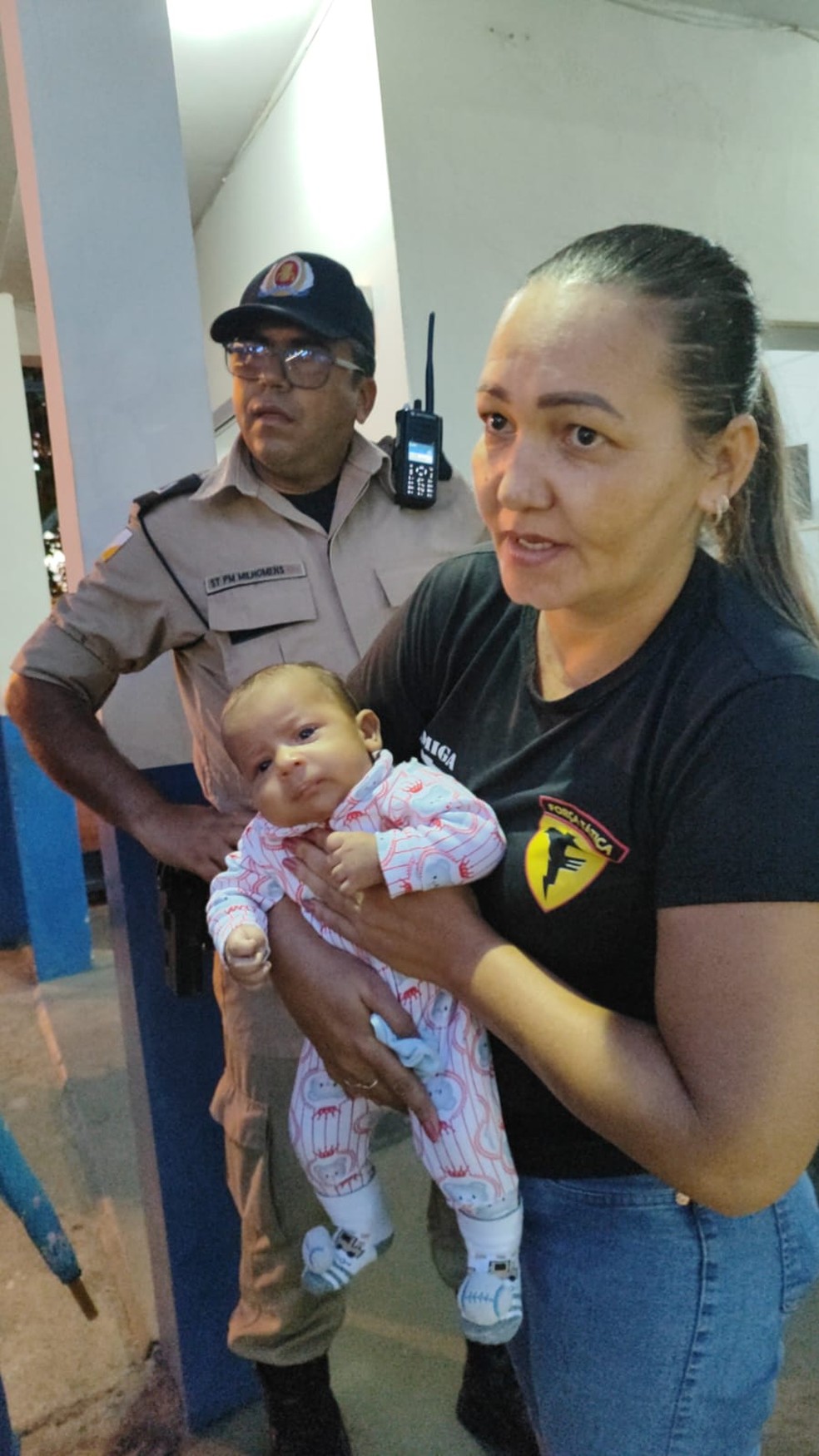 Subtenente Milhomem e a servidora Keila Farias salvaram o pequeno Kalebe — Foto: Divulgação