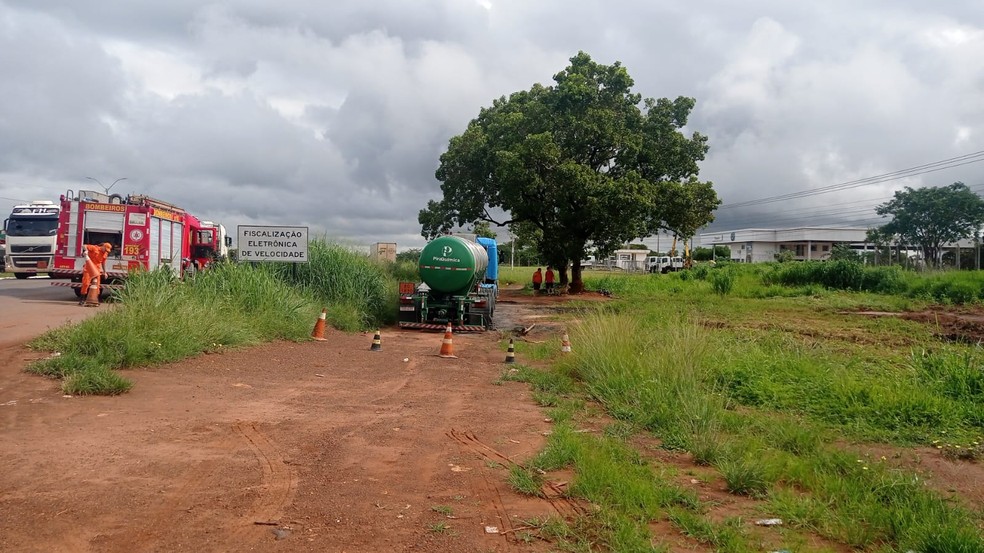 Caminhão derramou ácido sulfúrico às margens de rodovia — Foto: Bombeiros/Divulgação
