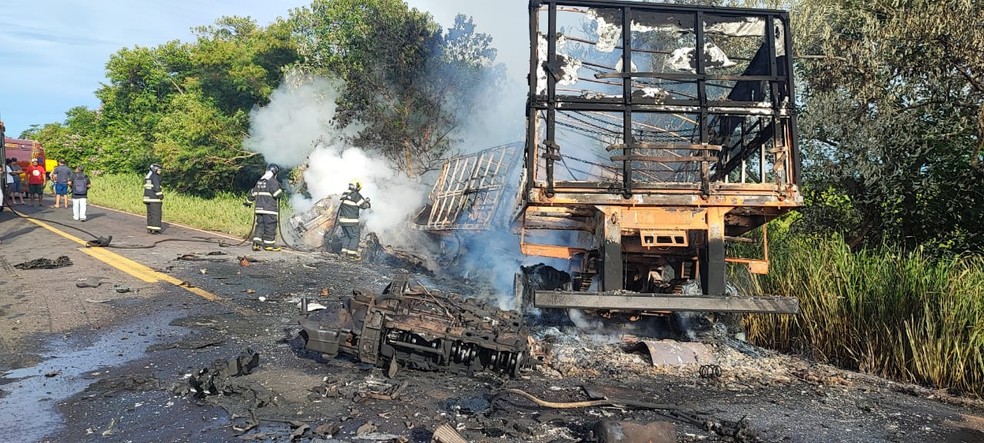 Carreta pegou fogo em acidente na MS-276 — Foto: PMR/ Divulgação