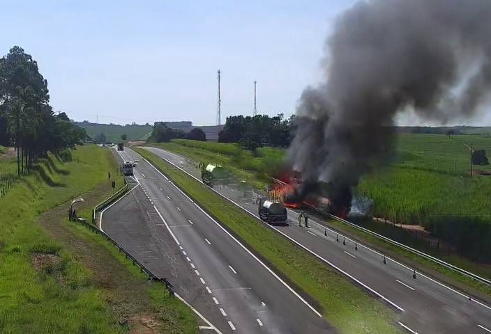 Caminhão com carga de frango pega fogo em rodovia do interior de SP