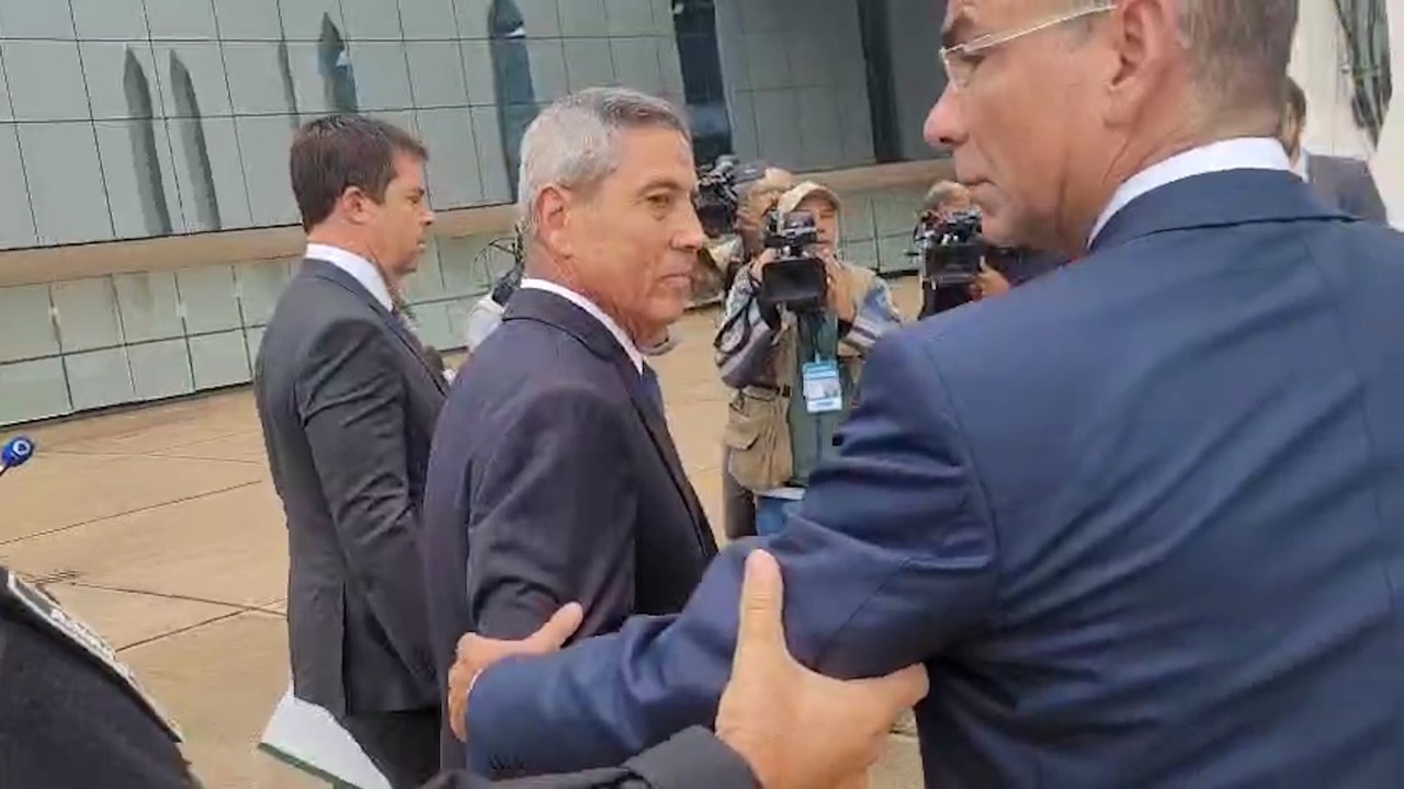 Acareação: Freire Gomes diz que documento semelhante à minuta encontrada com Torres foi discutido em reunião com Bolsonaro