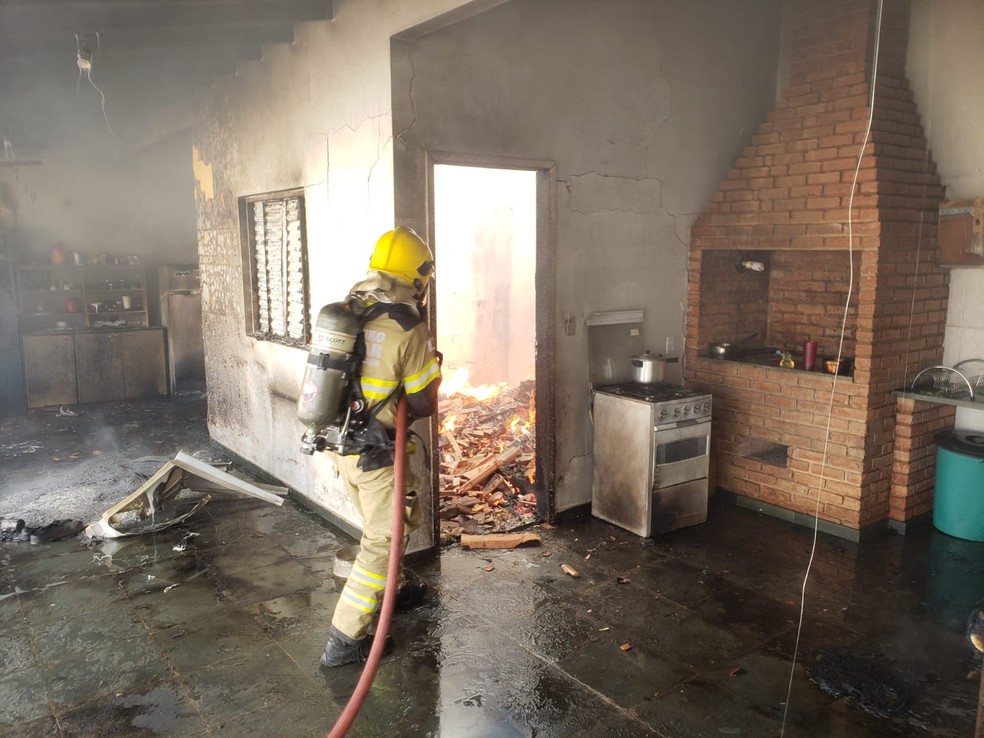 Segundo o Corpo de Bombeiros, 1.500 litros de água foram usados no combate e rescaldo — Foto: Corpo de Bmbeiros
