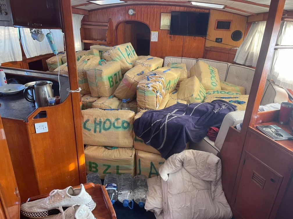 Drogas amontoadas dentro da embarcação — Foto: Polícia Federal