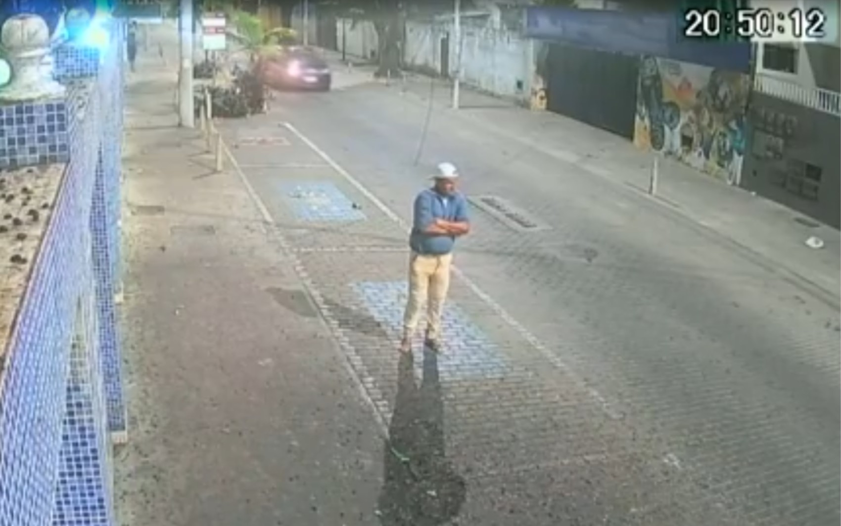 Homem em situação de rua que foi agredido por jovens teve braço quebrado e ferimentos na cabeça 