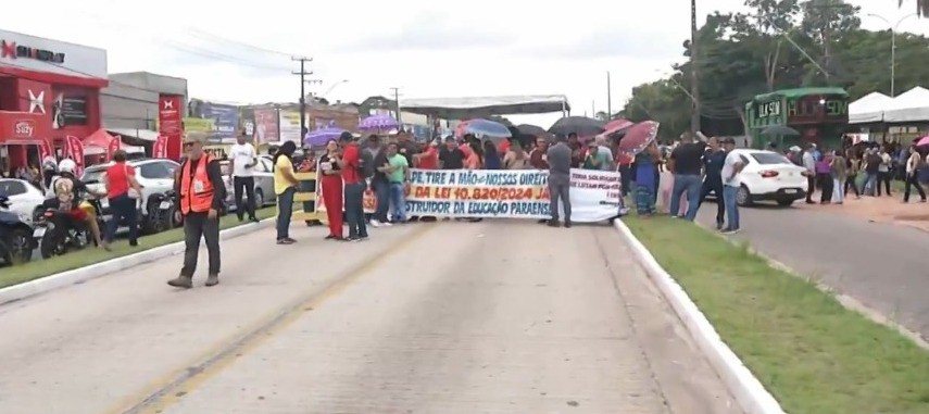 Professores da rede pública protestam em frente à Seduc, em Belém, em apoio aos indígenas