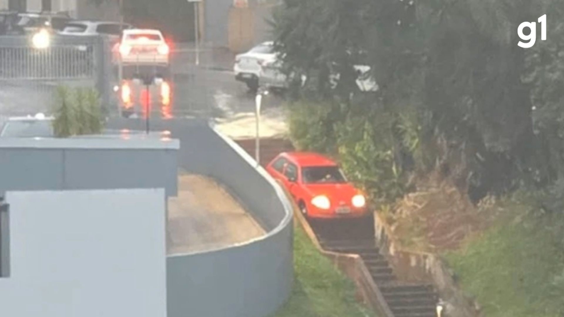 FOTO: Carro vai parar em escadaria após motorista se perder durante temporal em Erechim
