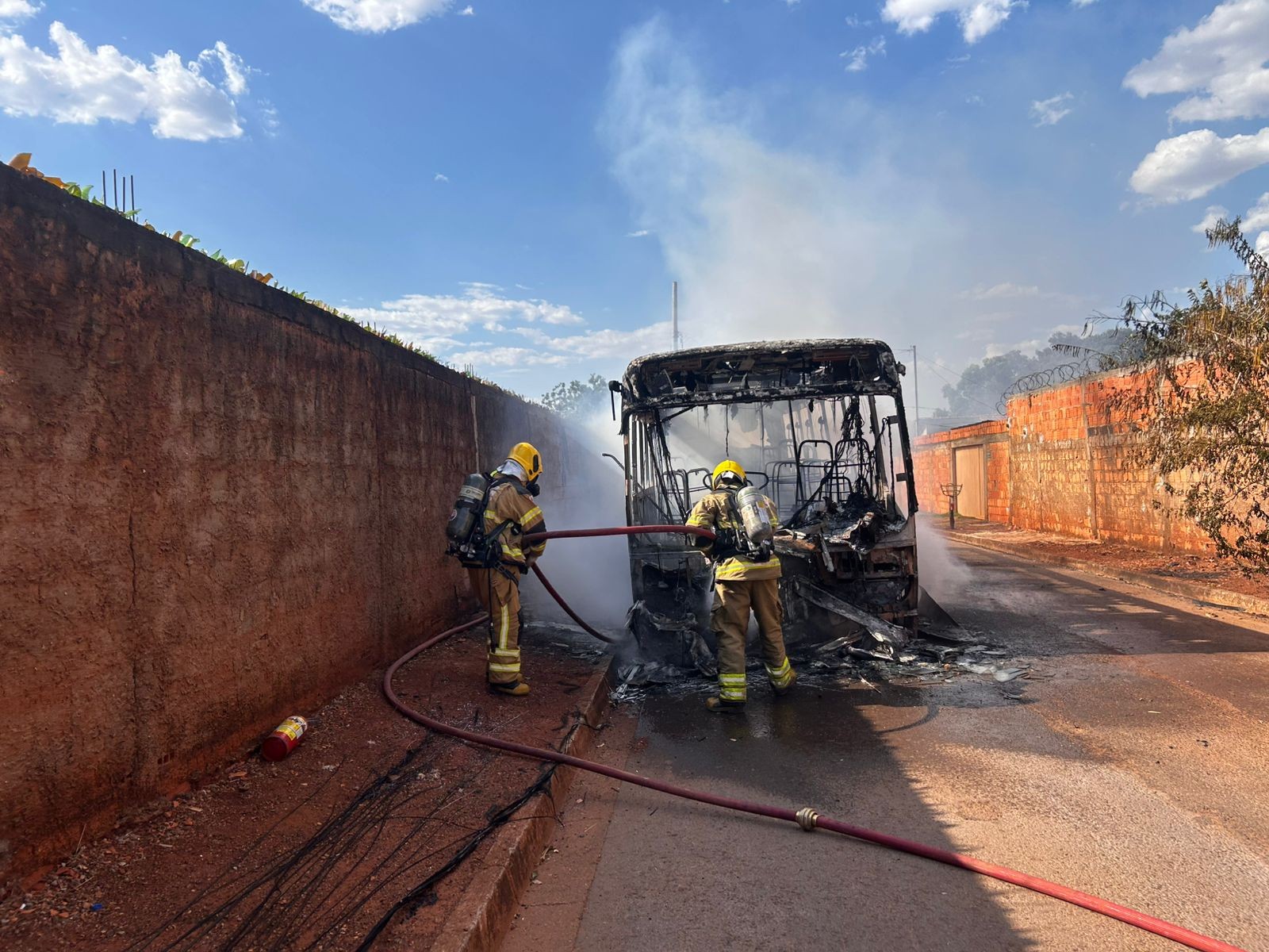 Incêndio destrói ônibus do transporte coletivo em Unaí; VÍDEO