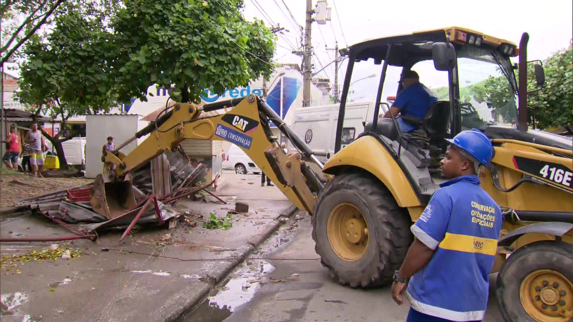 Justiça rejeita ação contra Crivella por demolição de quiosques na Vila Kennedy