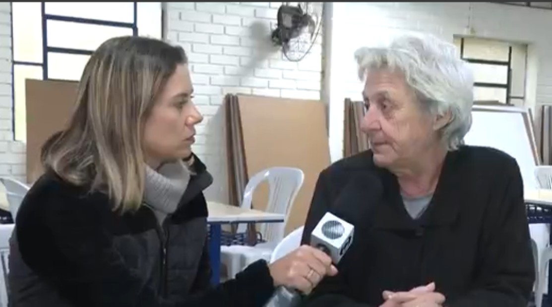 Repórter gaúcha radicada na Bahia encontra tia em abrigo durante cobertura especial em Porto Alegre