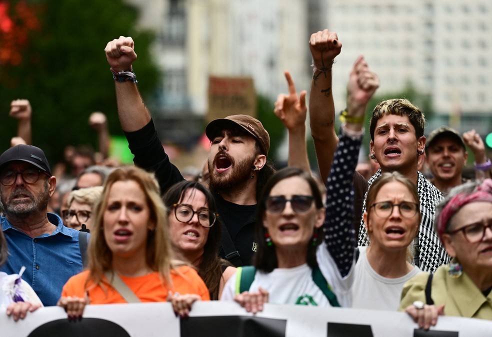 Manifestantes protestam por medidas para conter despejos e aliviar a crise habitacional em Madri, Espanha, em 3 de outubro de 2026. — Foto: REUTERS/Juan Barbosa