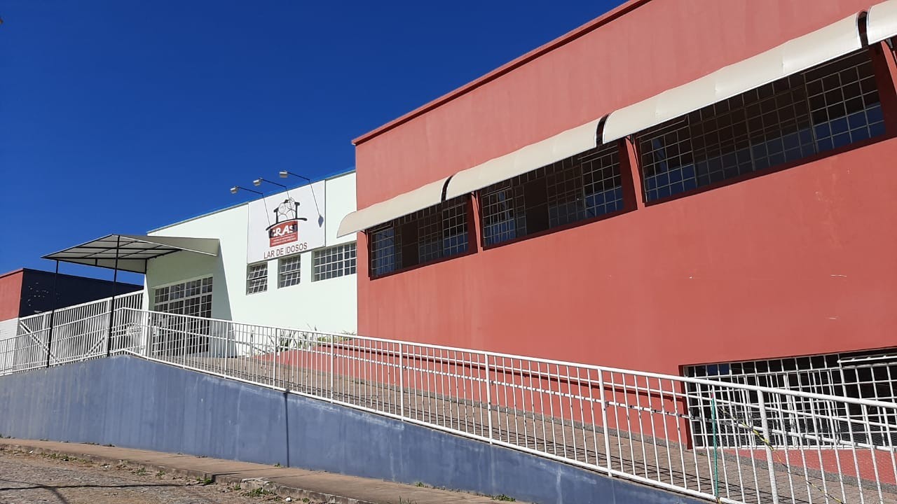 Surto de Covid-19 atinge um terço dos residentes em lar de idosos em MG