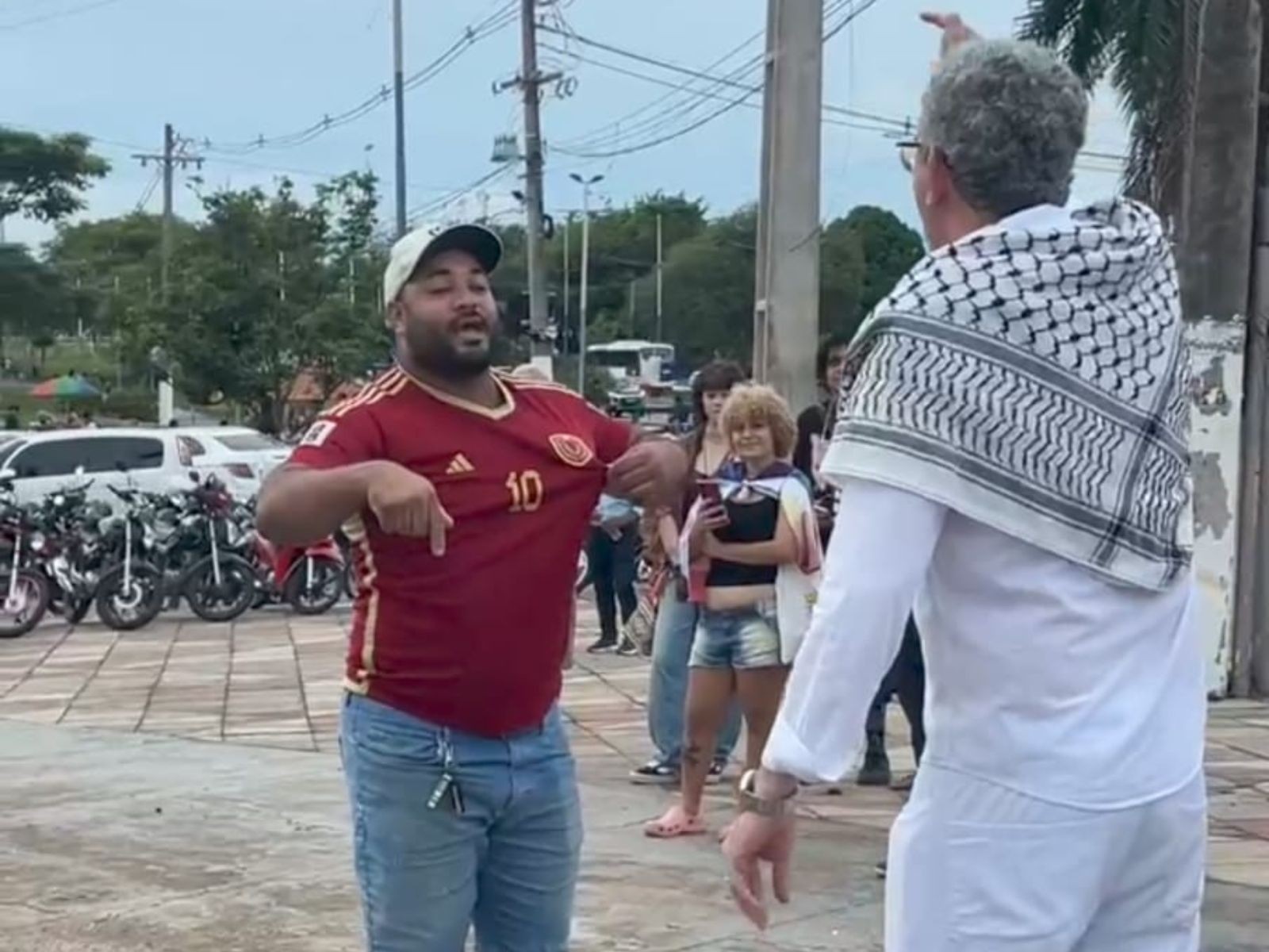 VÍDEO: Venezuelanos criticam protesto no Acre contra ataques dos EUA