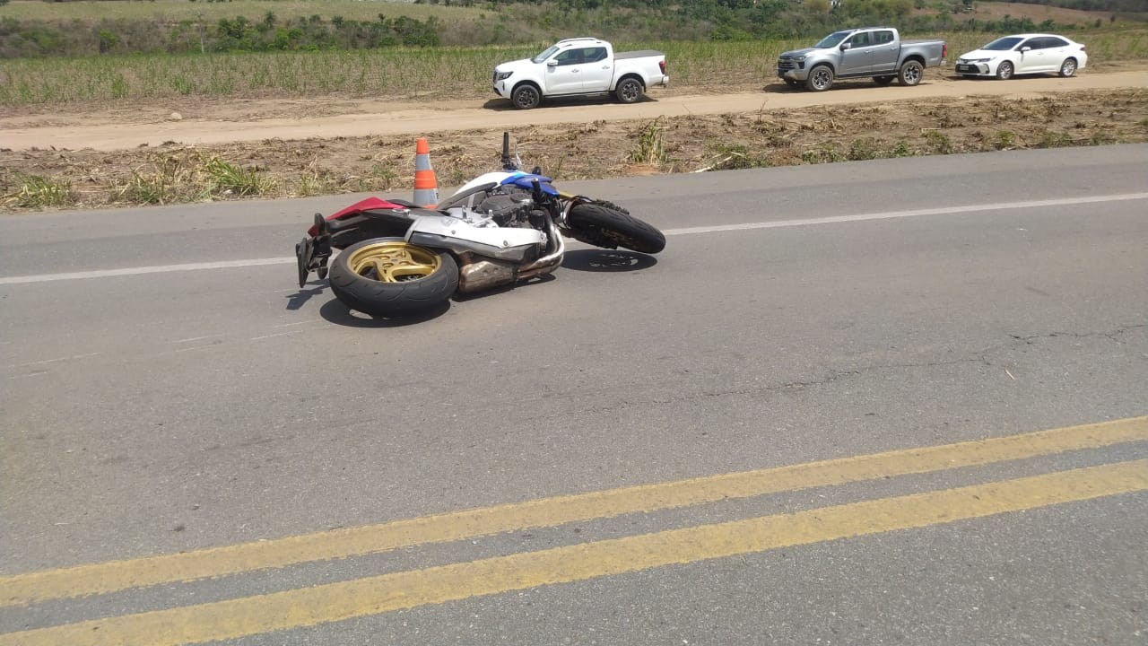 Motociclista morre após cair em rodovia ao tentar desviar de pedaços de madeira que se soltaram de caminhonete