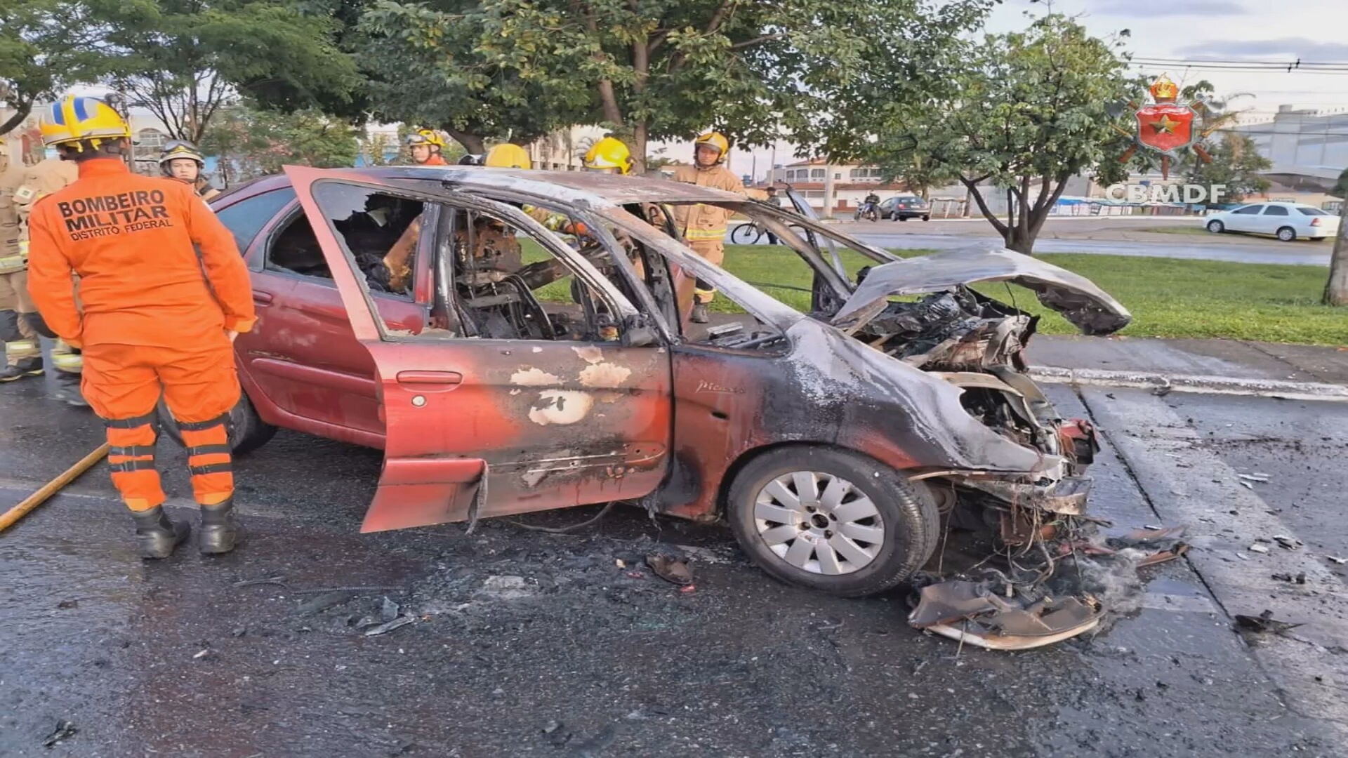 Motorista bêbado bate em carros da PM e causa incêndio no DF