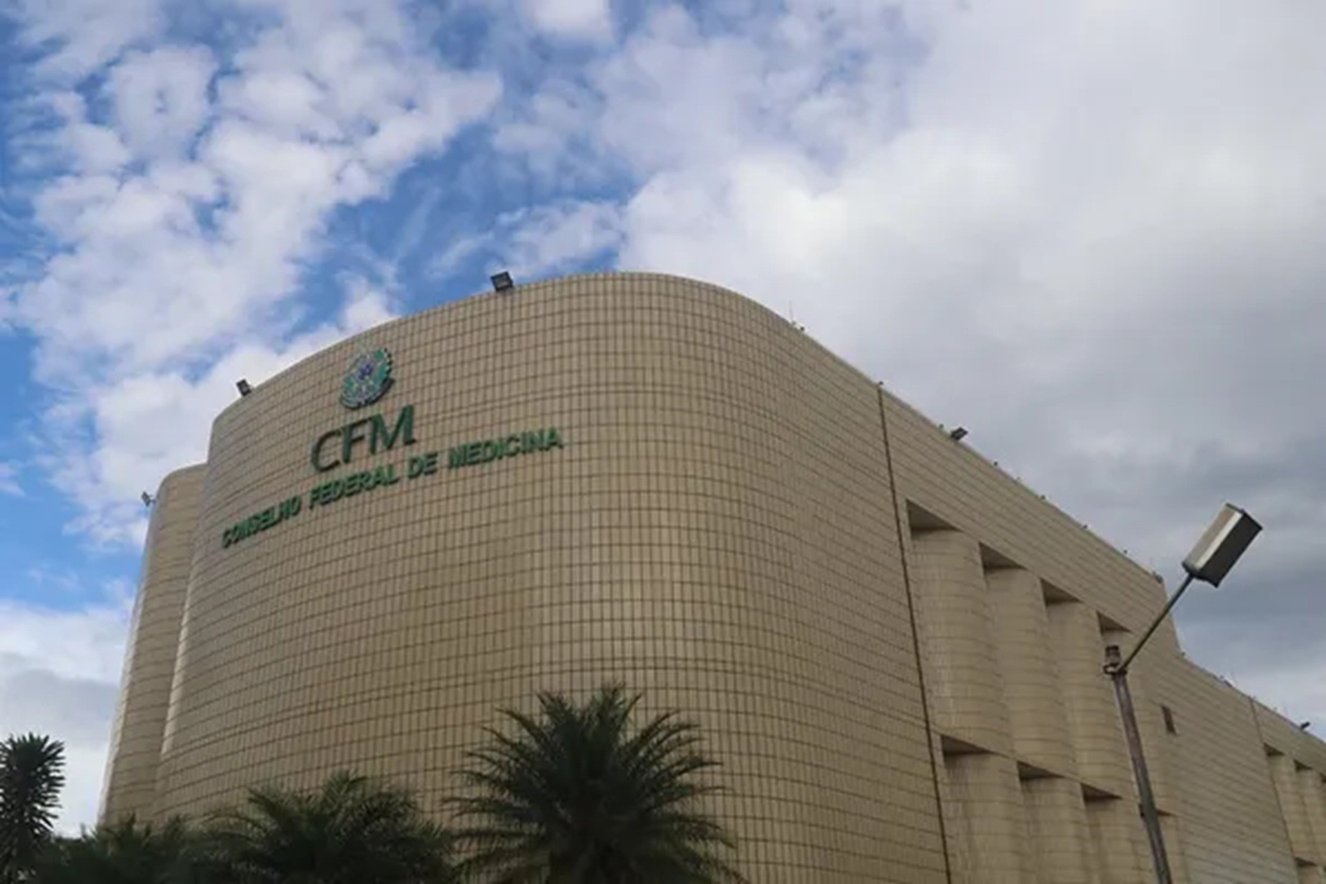 É #FAKE site que imita aparência da página oficial do Conselho Federal de Medicina para cobrar anuidade; trata-se de golpe