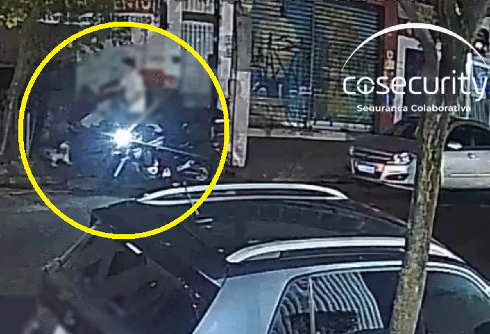 Dois criminosos em motos roubam pedestre que passeava com cão em calçada de rua em Pinheiros, Zona Oeste de São Paulo — Foto: Reprodução/CoSecurity