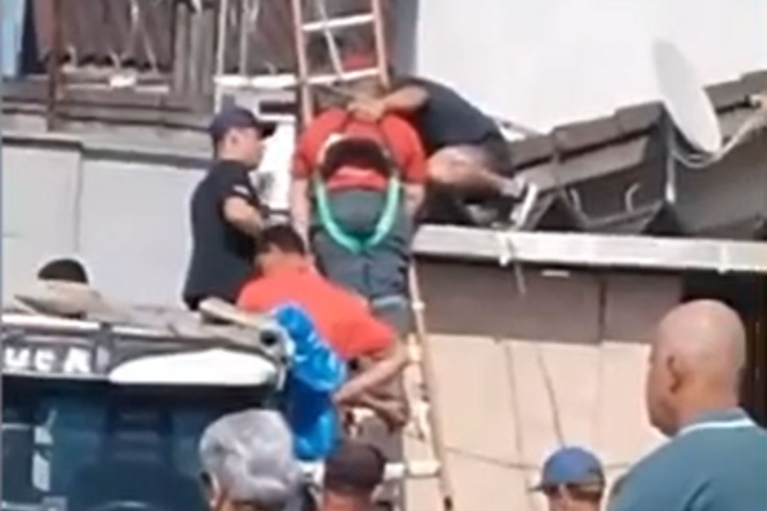 Técnico sofre queda de escada durante conserto de poste e fica pendurado no litoral de SP; VÍDEO