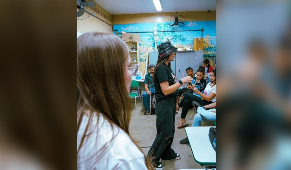 Vitória ministrando uma das palestras gratuitas que ela faz nas escolas — Foto: Arquivo pessoal